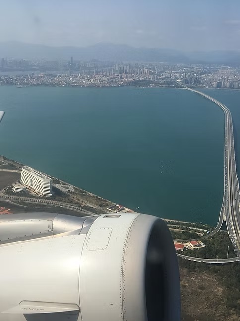 旅客機の主翼とエンジン