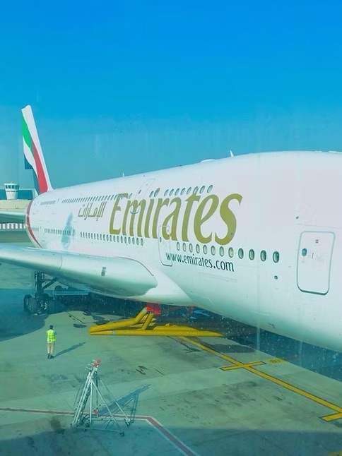 空港ターミナルと旅客機