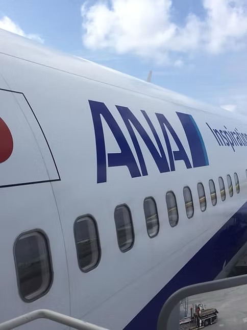 旅客機に搭乗するスタッフのイメージ